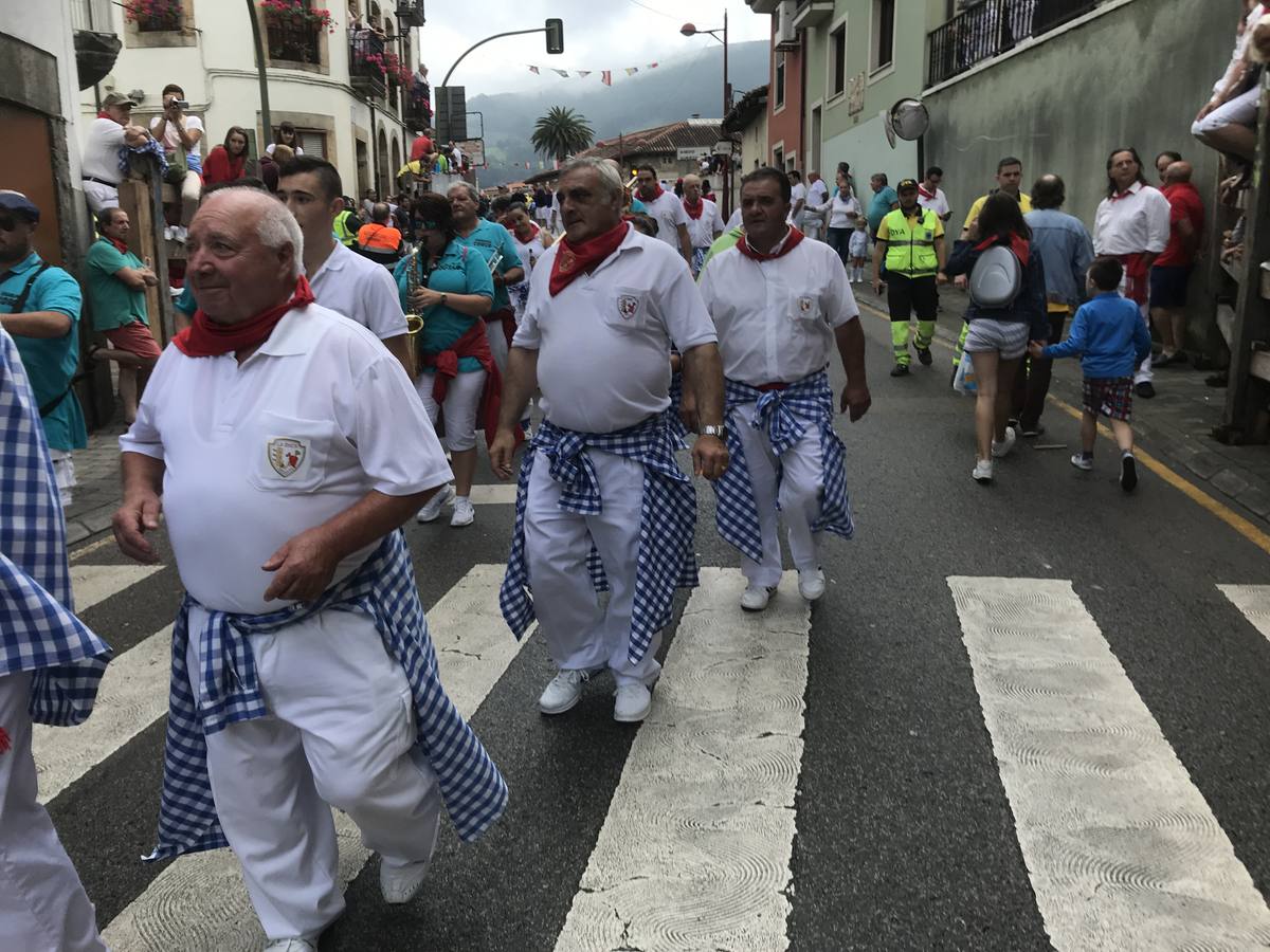 Fotos: Imágenes del primer encierro de las fiestas de Ampuero