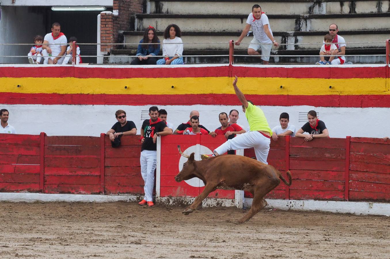 Fotos: Imágenes del primer encierro de las fiestas de Ampuero