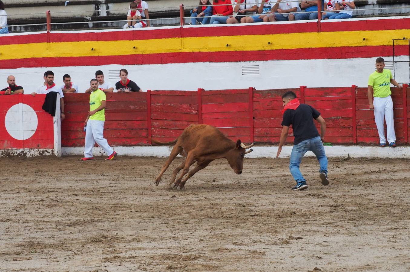 Fotos: Imágenes del primer encierro de las fiestas de Ampuero