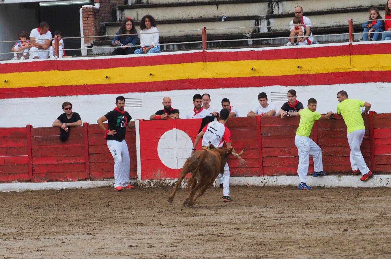 Fotos: Imágenes del primer encierro de las fiestas de Ampuero