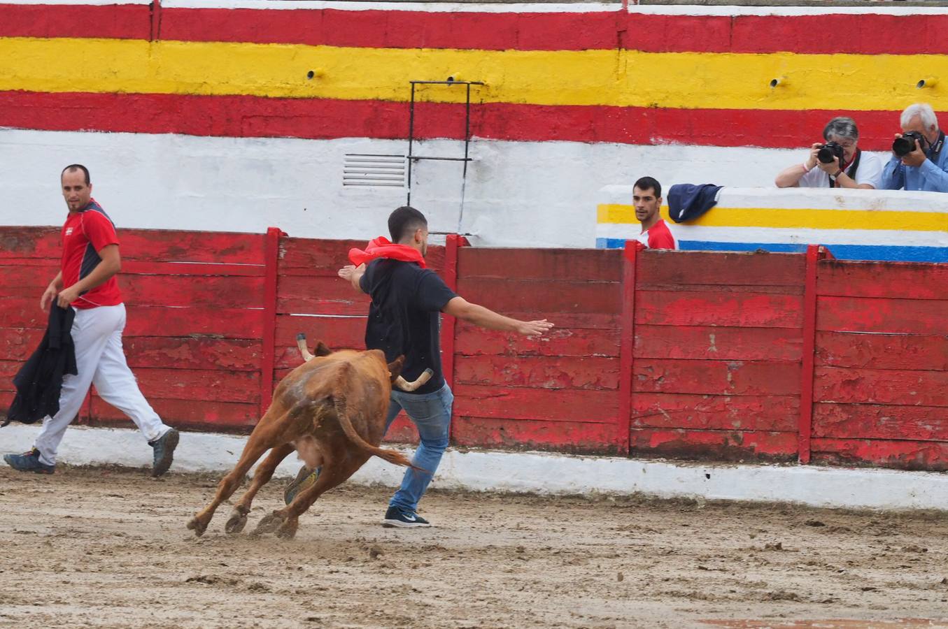 Fotos: Imágenes del primer encierro de las fiestas de Ampuero