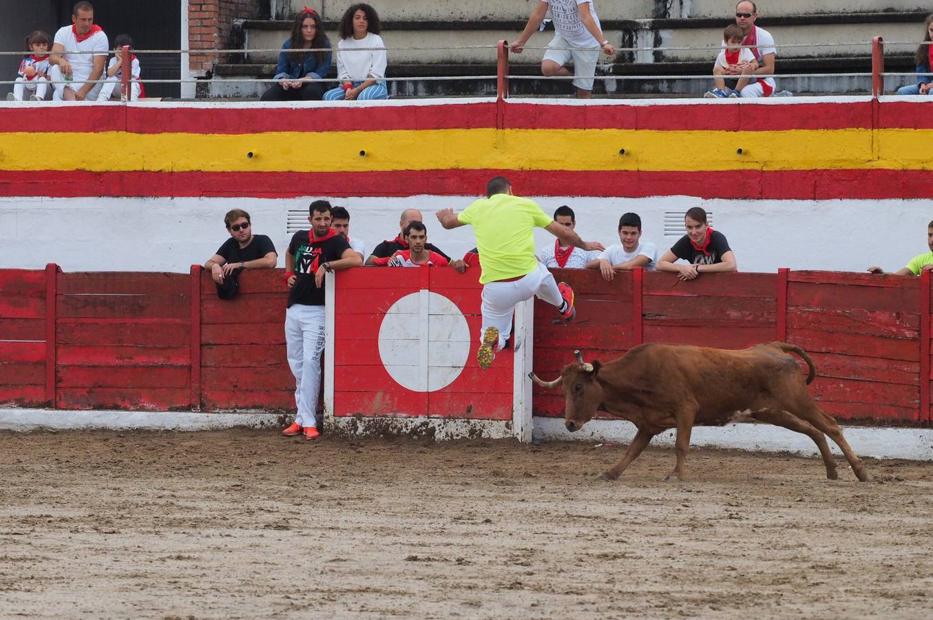 Fotos: Imágenes del primer encierro de las fiestas de Ampuero