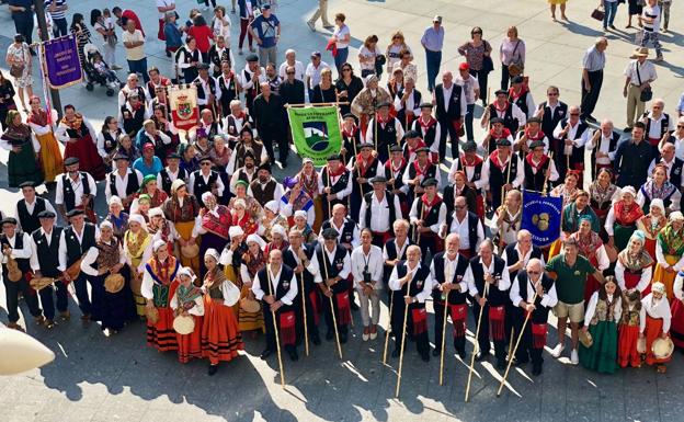 Campoo traslada a Santander su folclore y tradiciones