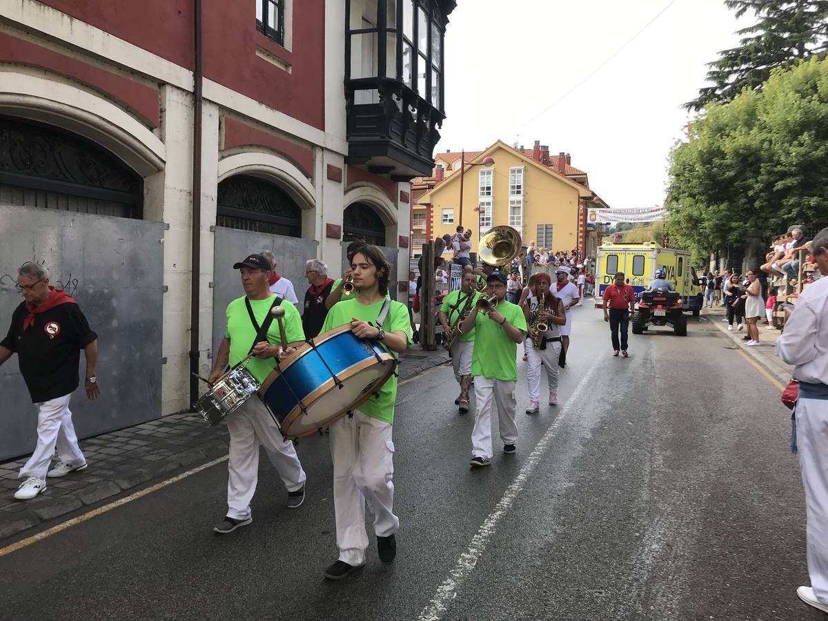 Fotos: Ampuero cierra las fiestas con un encierro limpio