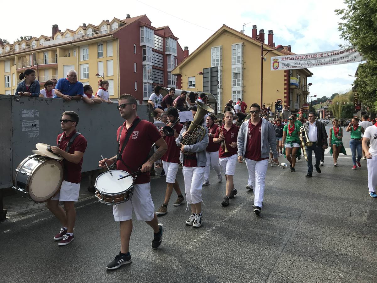 Fotos: Ampuero cierra las fiestas con un encierro limpio