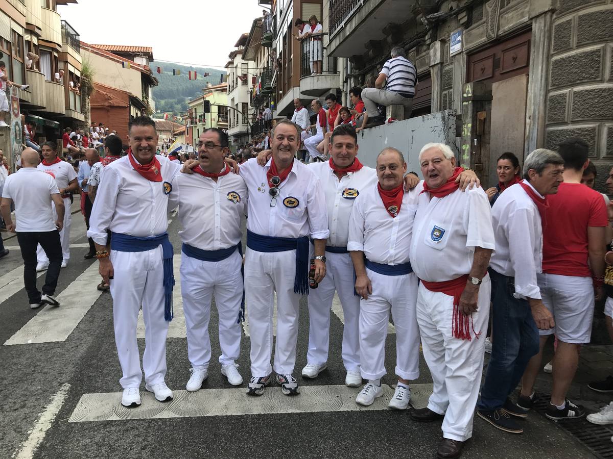 Fotos: Ampuero cierra las fiestas con un encierro limpio