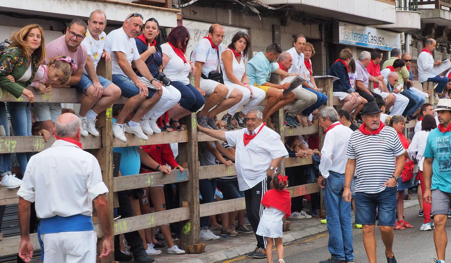 Fotos: Ampuero cierra las fiestas con un encierro limpio