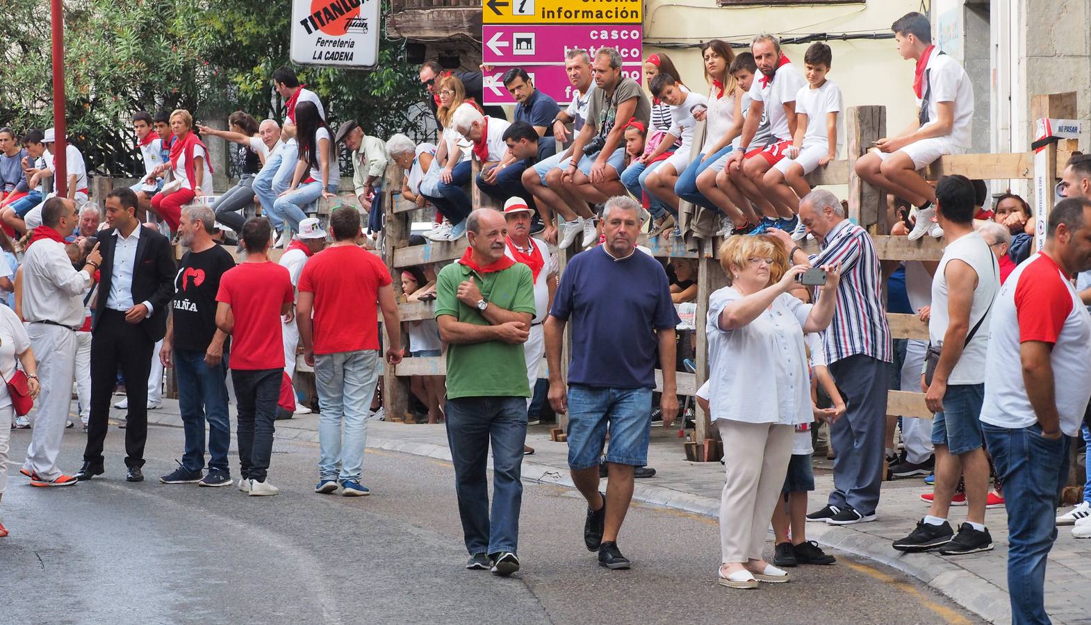 Fotos: Ampuero cierra las fiestas con un encierro limpio