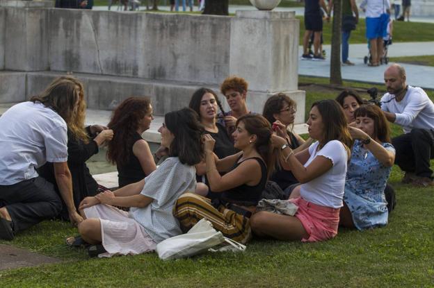 Tamara García, en el centro y de frente, hizo partícipe al público de su performance sobre la simbología del cuidado del cabello.