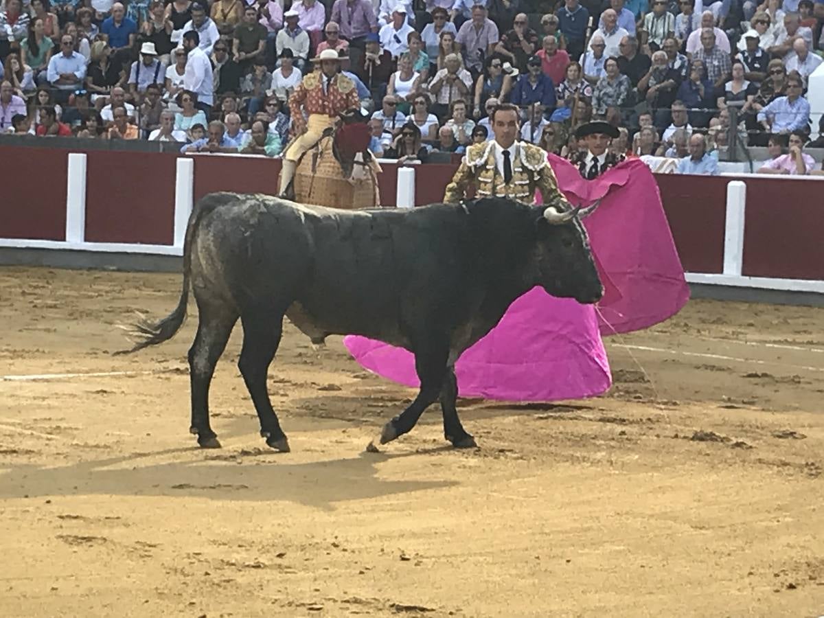 El Cid fue el único torero que salió a hombros de la plaza de Santoña tras una meritoria faena.