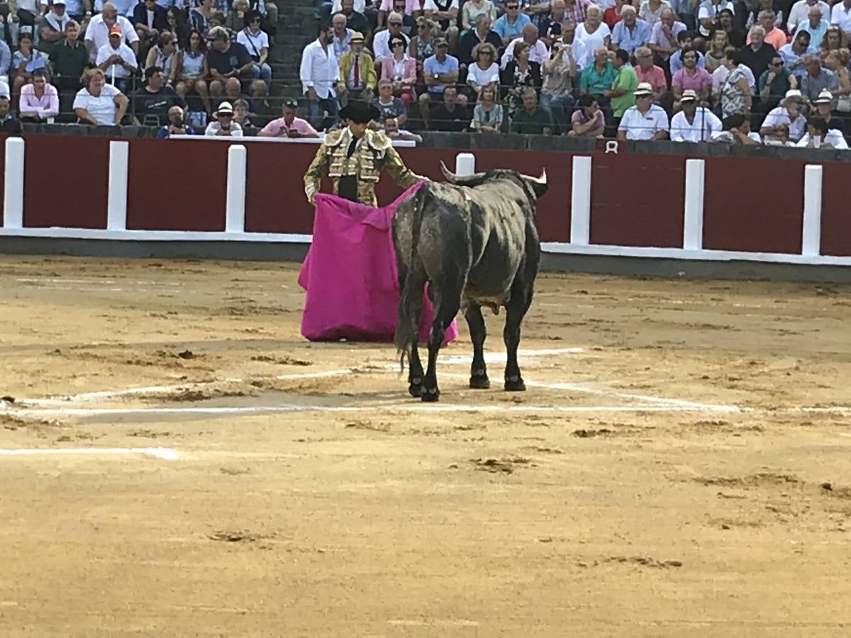 El Cid fue el único torero que salió a hombros de la plaza de Santoña tras una meritoria faena.