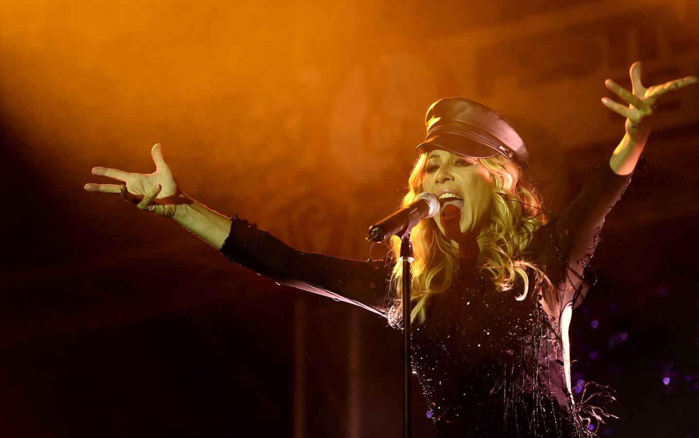 La cantante pop más famosa de España cautivó a su público más fiel. 