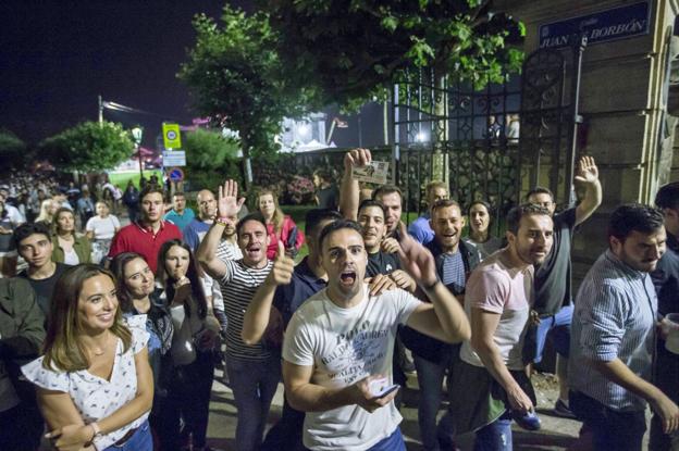 Asistentes al concierto de Guetta en la campa de La Magdalena, tras la suspensión.