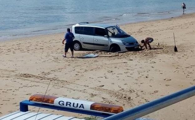 La furgoneta, atrapada en la arena de La Fenómeno, en Santander. 