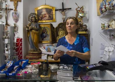 Imagen secundaria 1 - Arriba, un alto en el camino permite visitar la capilla antes de llegar a la zona de los pinos. Abajo, María que es prima de las niñas y estuvo a punto de marcharse con ellas a Estados Unidos. Solo una de las cuatro niñas permaneció en España. Los viajeros no dejan de llegar desde todas las esquinas del mundo.