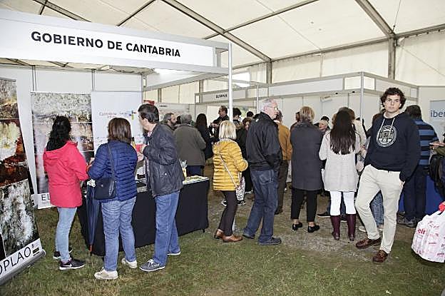 Los stands de la feria despertaron un gran interés en su primera edición. :: DM
