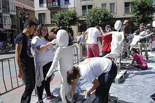 Las peñas están elaborando las carrozas que desfilarán los días 22 y 23 de septiembre por las calles de Reinosa.