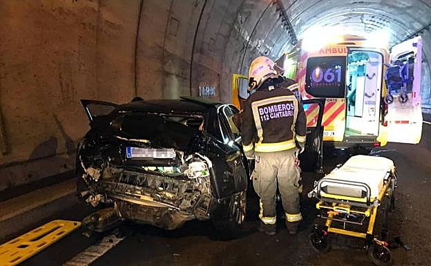 El vehículo que quedó atrapado en el túnel. 