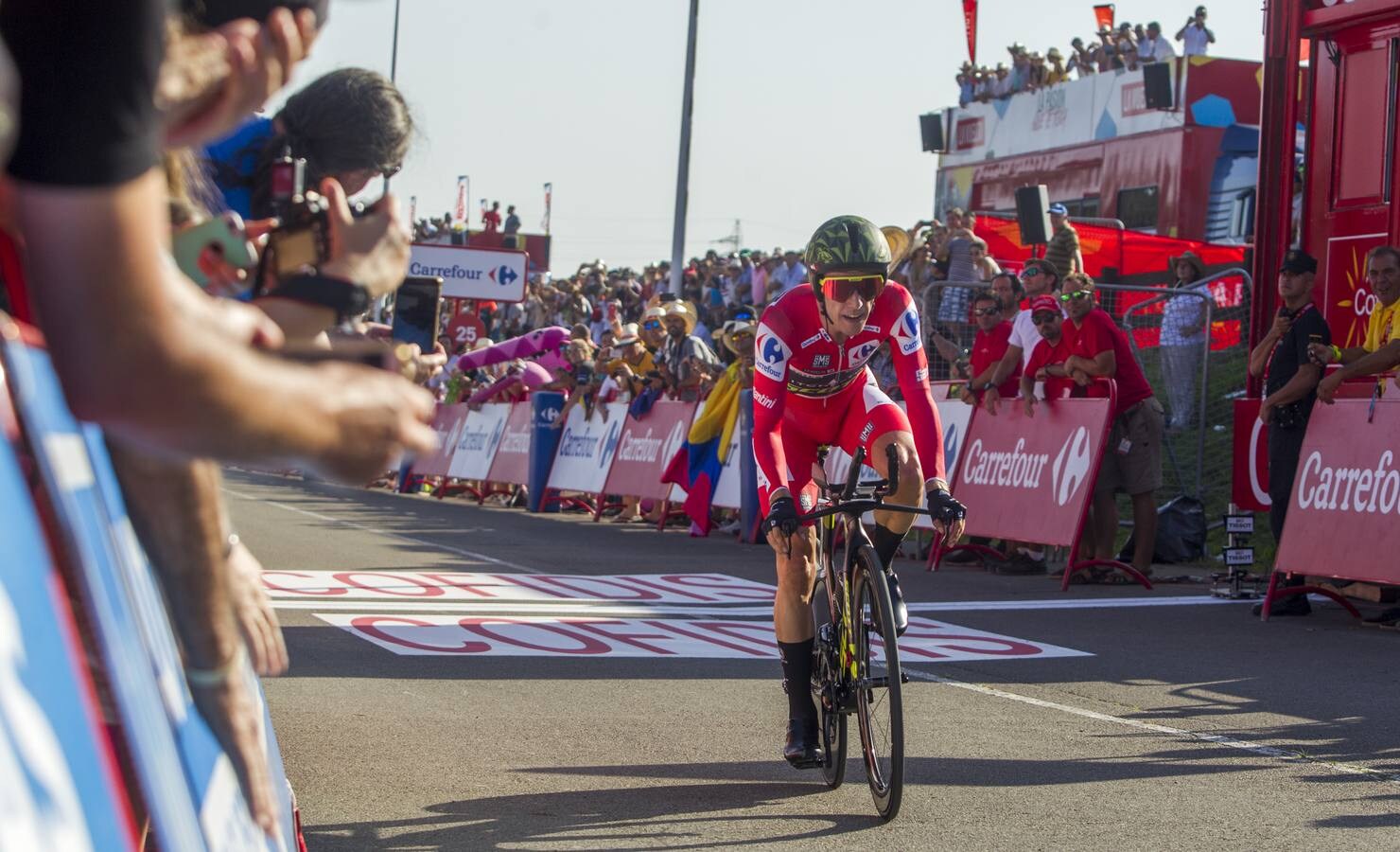 El líder, Simon Yates entra en la meta del velódromo Óscar Freire.