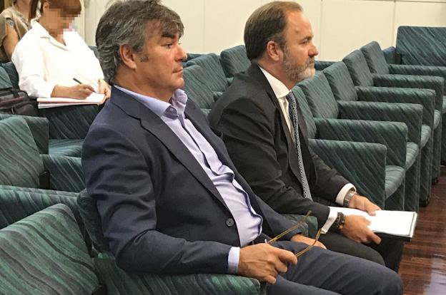 Andrés de León, en primer plano, junto a su socio en Ecomasa, Manuel Jesús Lavín, durante el juicio celebrado ayer. 