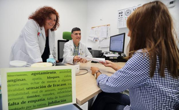 María Jesús (enfermera) y Adolfo (médico) recetan un libro a una paciente. 