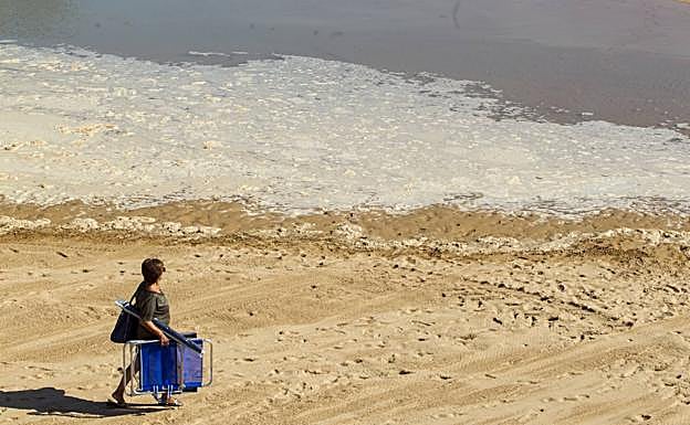 La playa de San Juan de la Canal aparece cubierta de espuma