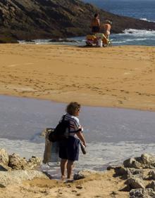 Imagen secundaria 2 - La playa de San Juan de la Canal aparece cubierta de espuma