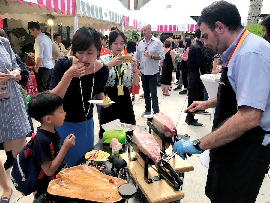 Degustación de jamón durante el acto de promoción de productos gourmet españoles, organizado por ICEX España Exportación e Inversiones en Pekín.