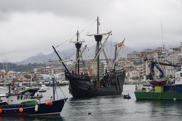 La nao 'Victoria' llegó ayer al puerto castreño.