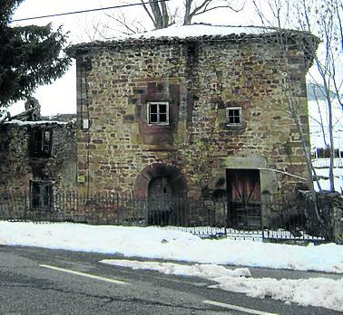 Torre de los Ríos. «Muy deteriorada con muros caídos y cubiertas derrumbadas. Riesgo de derrumbe». 