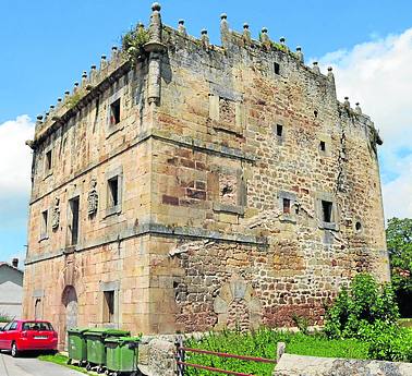 Imagen secundaria 1 - Arriba, la Torre Cadalso. Abajo, el Castillo de Corbanera y la Torre de Hoyos.