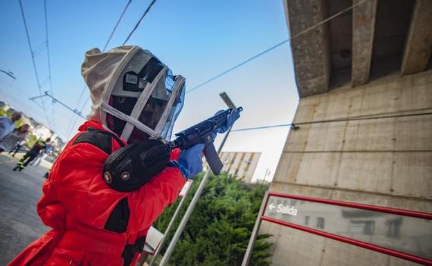 Una agente del cuerpo de bomberos se prepara para disparar contra el nido de avispa asiática. :