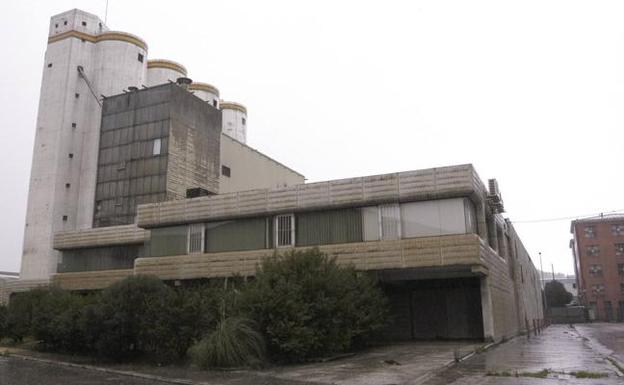 Detalle frontal del edificio de oficinas, proyecto diseñado en el puerto santanderino por el arquitecto Miguel Fisac en los años setenta. 