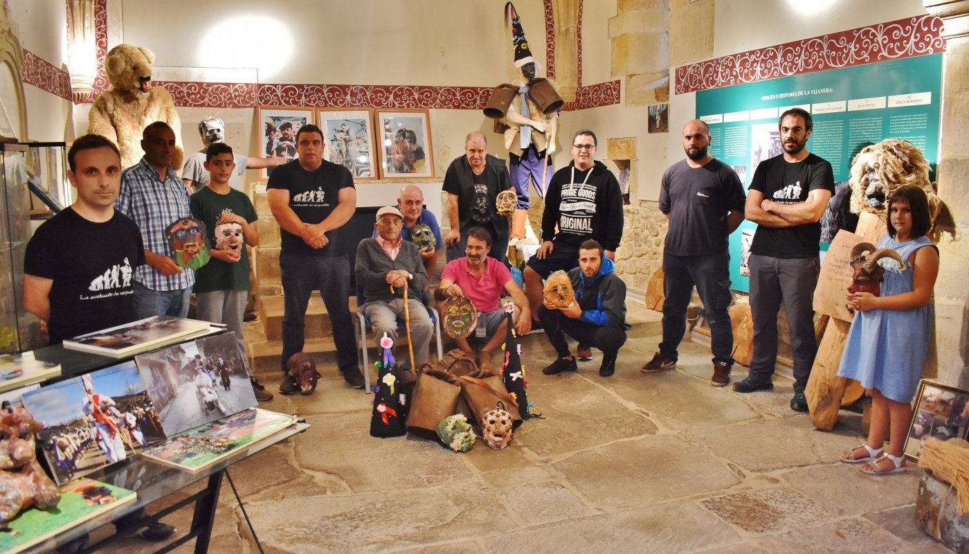 Vijaneros de antes de la Guerra Civil, de la recuperación de la Vijanera en los 80 y actuales componentes de la mascarada premiada esta semana, en el museo de Silió.