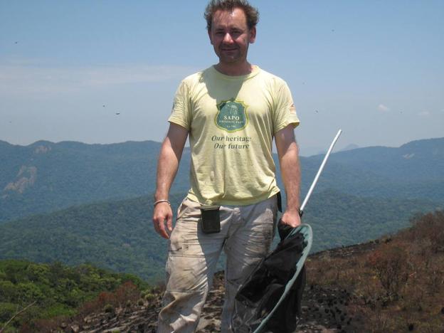Monte Mabu. El británico Julian Bayliss, armado de cazamariposas, explora el primero de sus hallazgos en Mozambique.