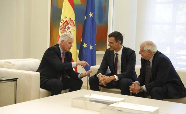 Pedro Sánchez y Josep Borrell reciben al jefe de la negociación de la Unión Europea con el Reino Unido, Michel Barnier.