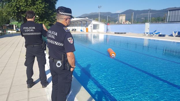 La Policía Local se acercó a primera hora de la mañana a comprobar los daños en las piscinas de verano de Los Corrales.