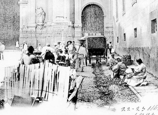 Foto de la plaza a principios de siglo con la imagen de las pasiegas