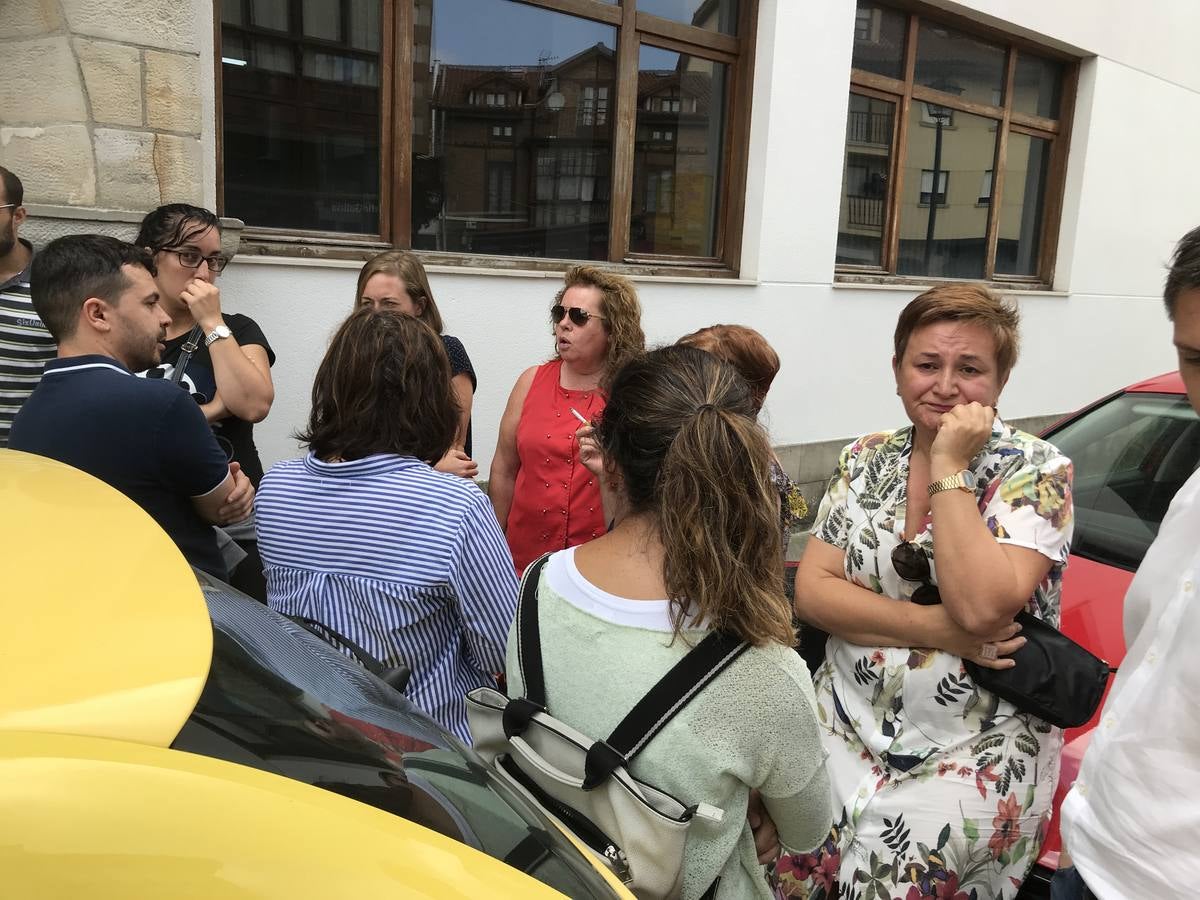 Fotos: El minuto de silencio convocado esta mañana frente al Ayuntamiento de Reocín