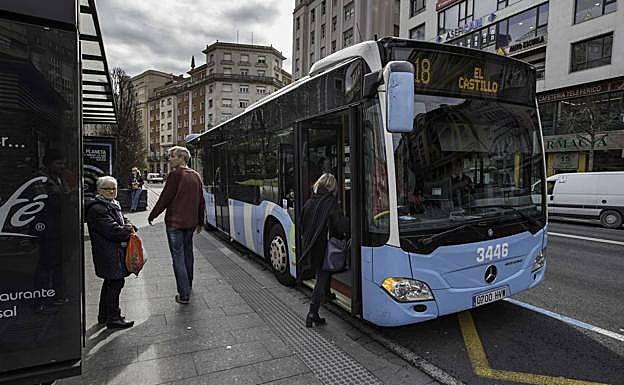Imagen de archivo del autobús de la línea 18 del MetroTUS, que va hacia El Castillo, en la parada del Ayuntamiento de Santander.