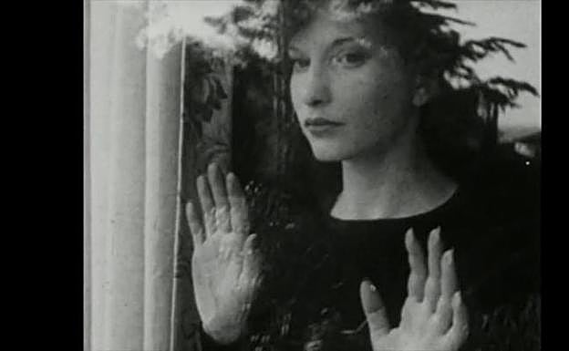 Fotograma de 'Meshes of the Afternoon', una de las obras más influyentes en el cine experimental 