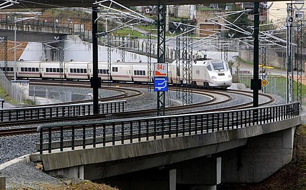 Un tren Alvia pasa por la curva de A Grandeira. 