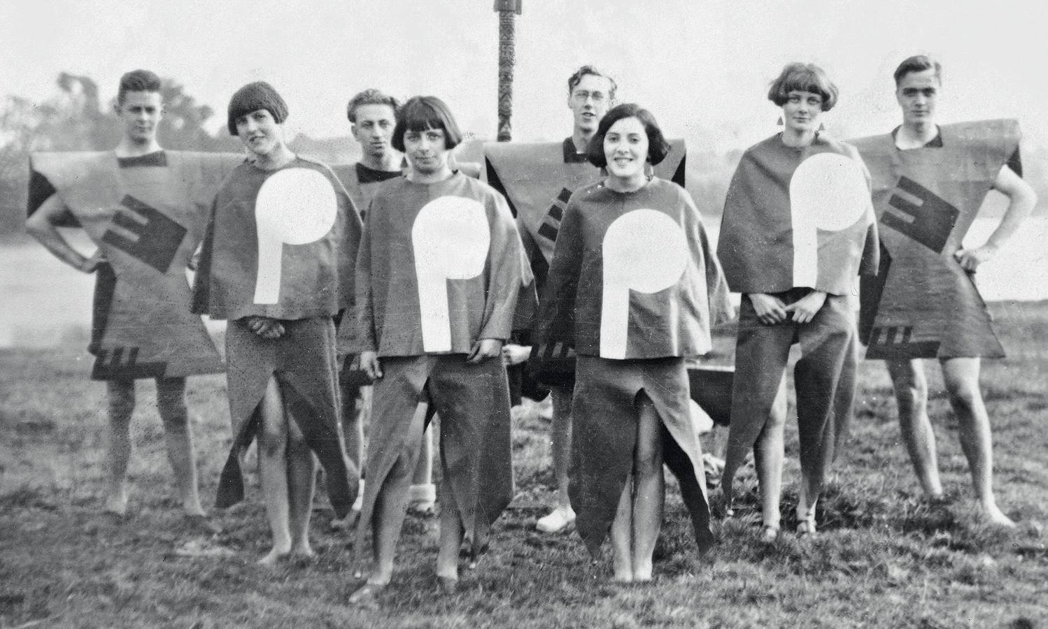 Miembros de Kibbo Kift vistiendo uniformes del colectivo. 1929.