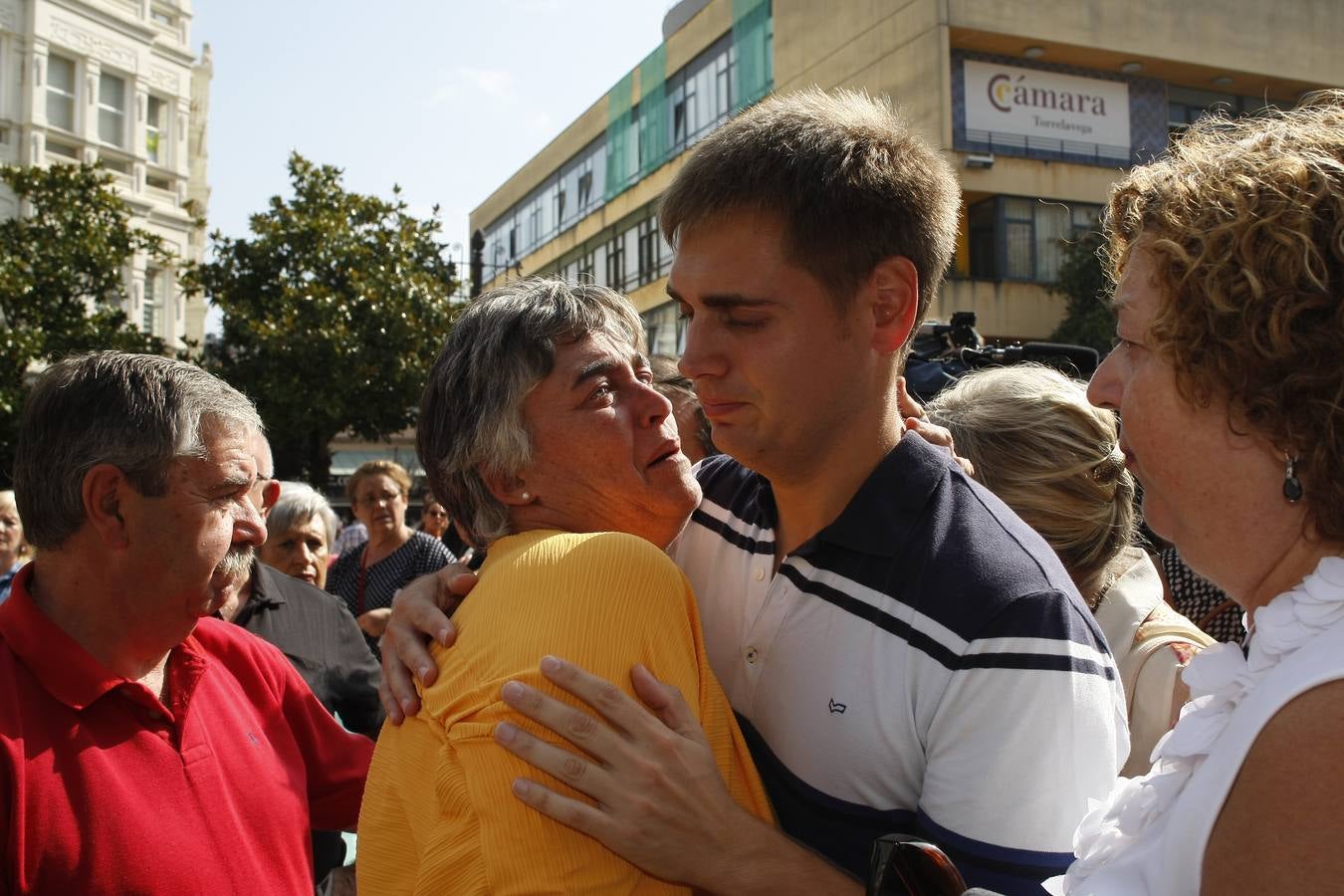 Autoridades y vecinos han arropado este mediodía al hermano de Celia Barquín, la joven golfista asesinada en Estados Unidos, en un emotivo minuto de silencio celebrado en Torrelavega