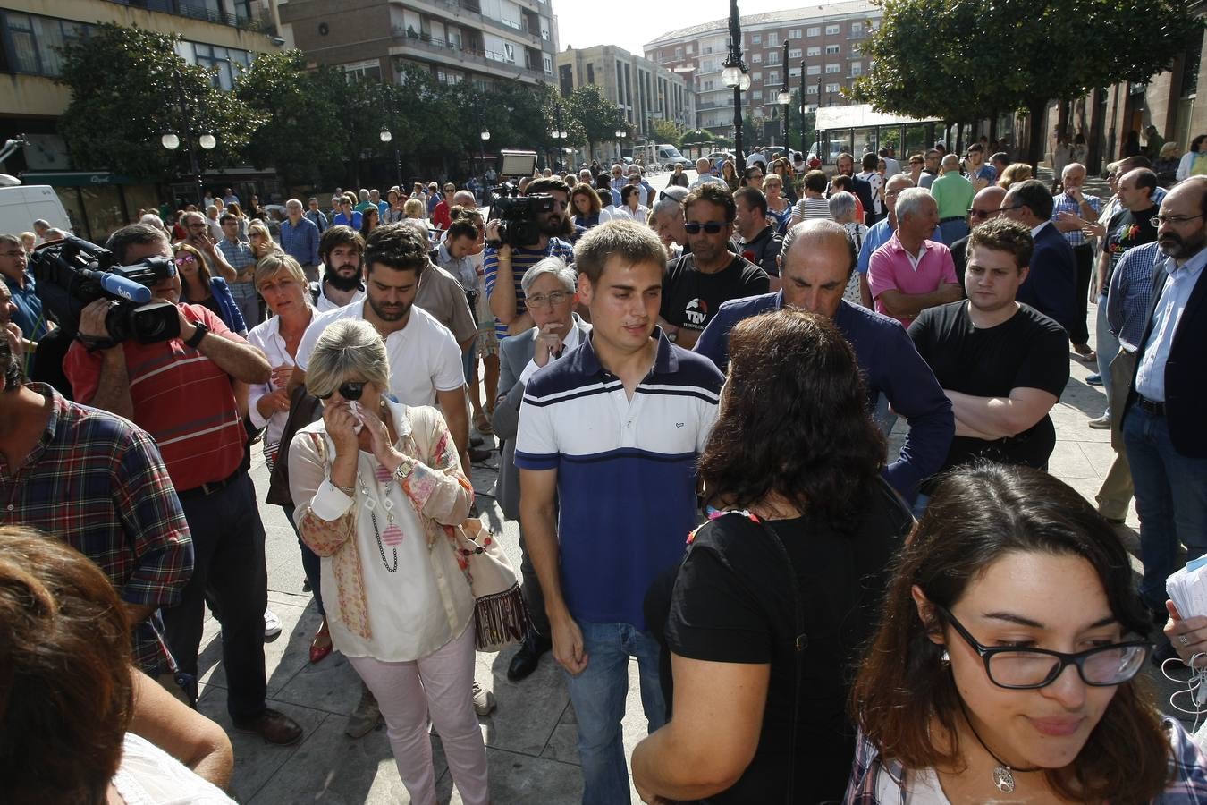 Autoridades y vecinos han arropado este mediodía al hermano de Celia Barquín, la joven golfista asesinada en Estados Unidos, en un emotivo minuto de silencio celebrado en Torrelavega