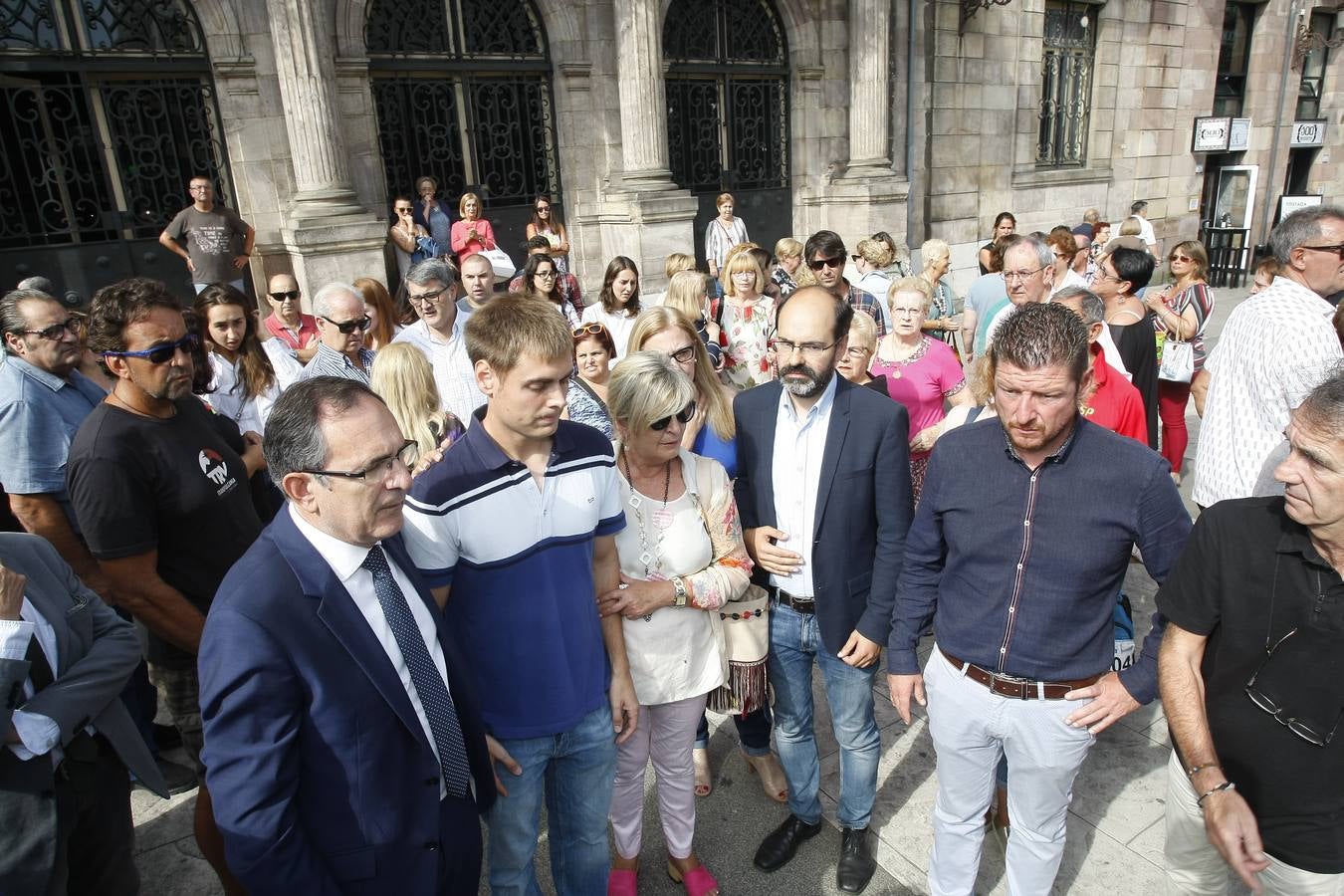 Autoridades y vecinos han arropado este mediodía al hermano de Celia Barquín, la joven golfista asesinada en Estados Unidos, en un emotivo minuto de silencio celebrado en Torrelavega