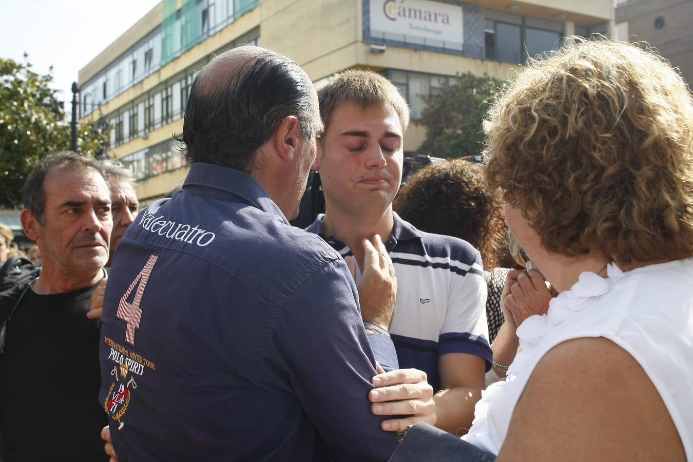 Autoridades y vecinos han arropado este mediodía al hermano de Celia Barquín, la joven golfista asesinada en Estados Unidos, en un emotivo minuto de silencio celebrado en Torrelavega