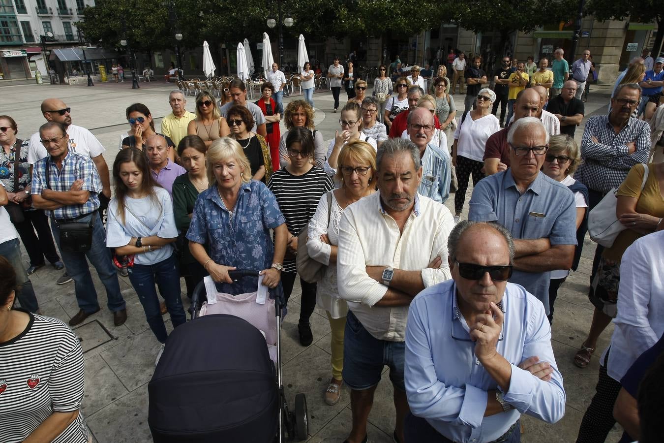 Autoridades y vecinos han arropado este mediodía al hermano de Celia Barquín, la joven golfista asesinada en Estados Unidos, en un emotivo minuto de silencio celebrado en Torrelavega