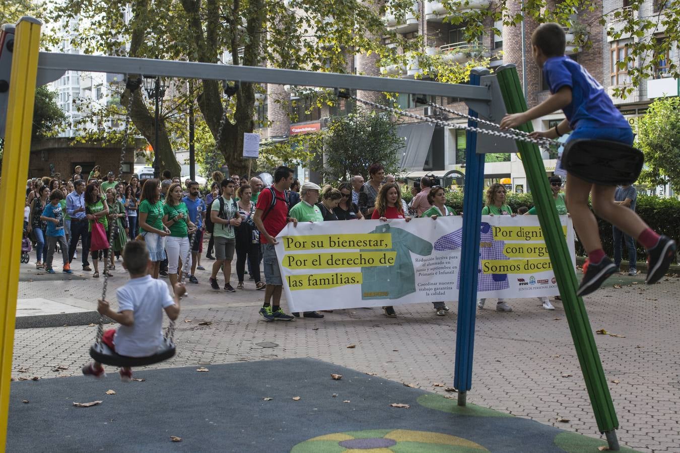 Fotos: Un millar de profesores protestan contra el cambio de horarios