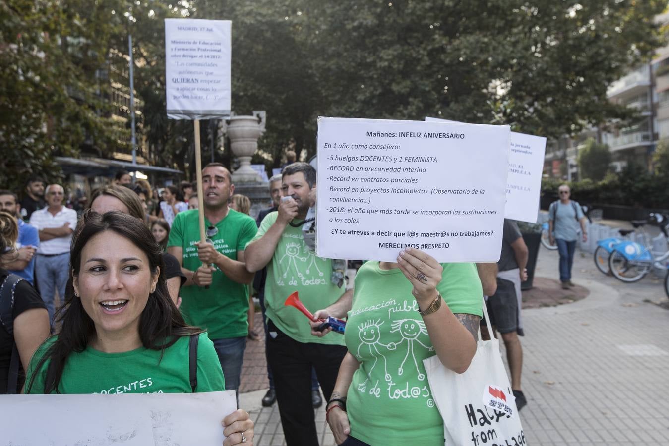 Fotos: Un millar de profesores protestan contra el cambio de horarios